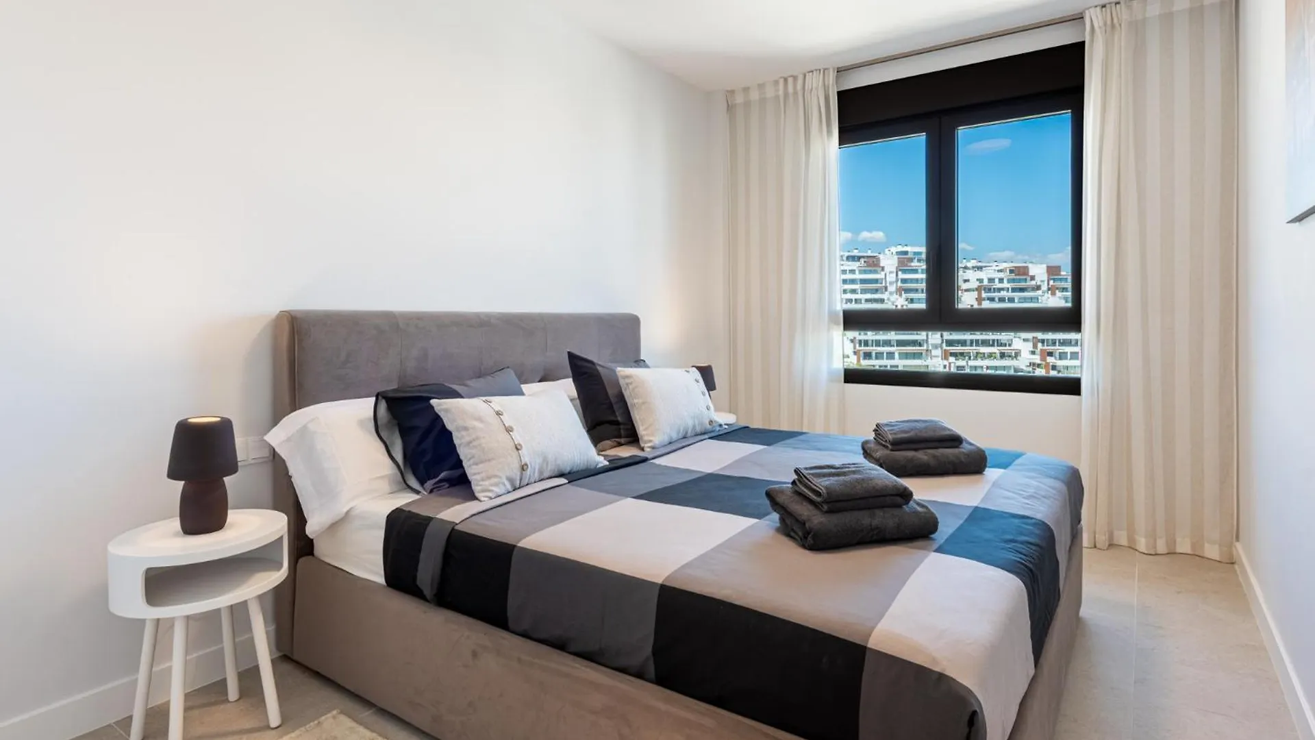 Apartment 2 Bedroom Estepona With Pool